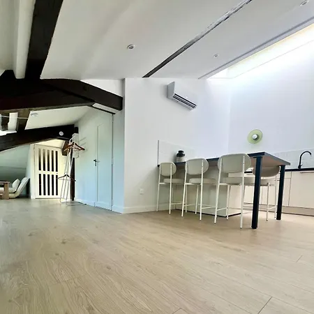 T2 Sous Les Toits, Entre Gare Et Centre-ville, Grands Buffets Apartment